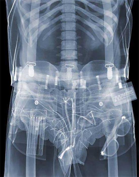 別想走私！直擊現(xiàn)在安檢機(jī)到底多厲害